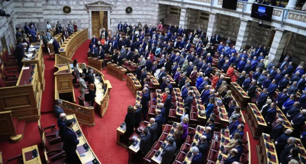 Ndarja nga jeta e Kryepeshkopit Janullatos, një minutë heshtje në Kuvend grek në nisje të seancës për zgjedhjen e Presidentit