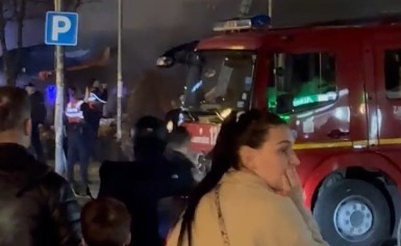 “Ej, na shpëtoni”, momenti kur qytetarët kërkojnë ndihmë nga kati i 8-të pas zjarrit masiv te ‘Komuna e Parisit’