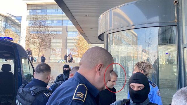 I thinjur, i qetë dhe me pranga në duar, momenti kur Naim Murseli futet në gjykatë