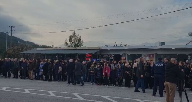 Dhjetëra qytetarë mblidhen në Kakavijë, pritet mbërritja e kortezhit të kryepeshkopit Janullatos