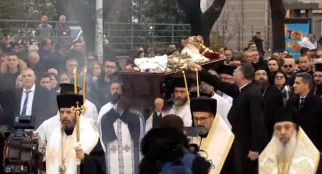 Mbërrin në Tiranë trupi i pajetë i Kryepeshkopit Janullatos, nisin homazhet te Katedralja “Ngjallja e Krishtit”