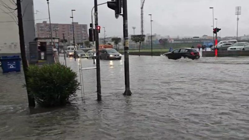 Durrësi “nën pushtetin” e ujit, vështirësohet qarkullimi për qytetarët dhe automjetet