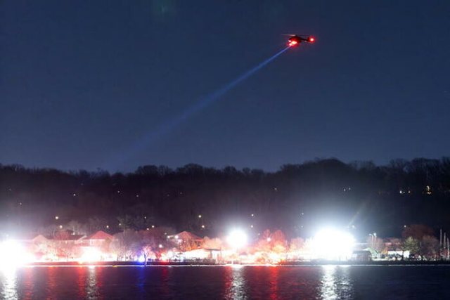 Tym dhe flakë në qiell, momenti kur avioni me 64 pasagjerë në bord përplaset me helikopterin e ushtrisë amerikane