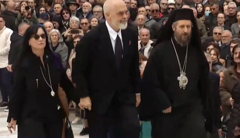 Ceremonia e lamtumirës për kryepeshkopin Anastas, mbërrin kryeministri Rama