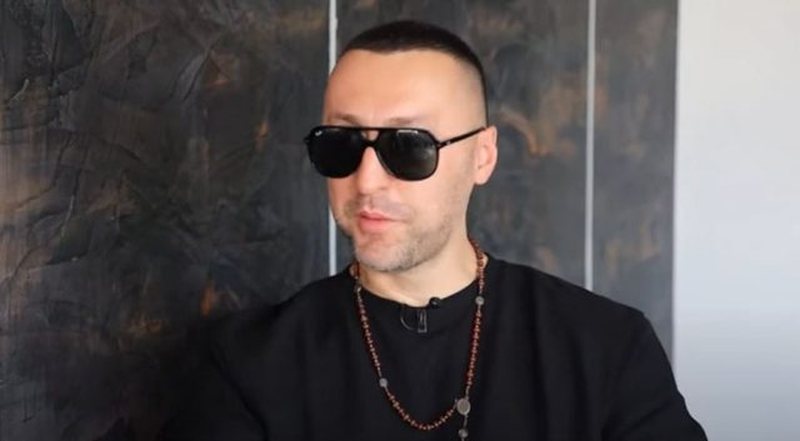Reperi shqiptar rrëfen si humbi shikimin nga njëri sy në moshën 11 vjeçare: Më pëlqenin armët dhe lëndët plasëse
