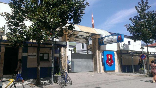 Arratisja e dy grabitësve nga komisariati i Elbasanit, pezullohen tre policë