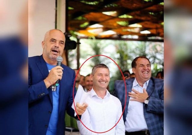 FOTO/ Djali i kryetarit të njësisë administrative 12 në Tiranë dhunon efektivin e “Shqiponjave”: Pse më arrestove!
