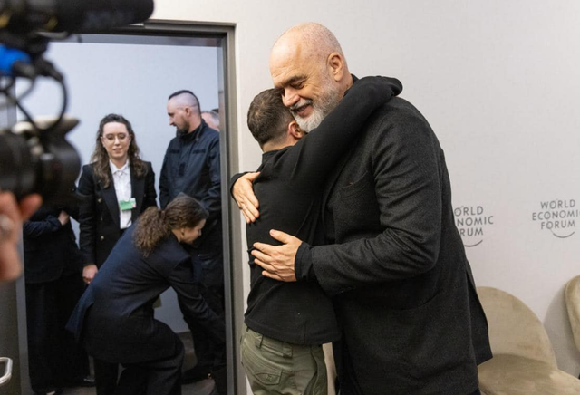 Rama përqafon Zelensky-n në Davos, nënshkruajnë marrëveshjen e rëndësishme për sigurinë