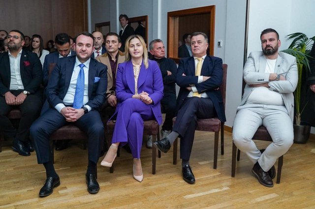 Deputetja e PD mahnitet nga biografia e Alijevit