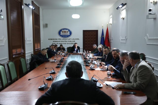 Dhurata e PS për oligarkët/ Komisioni i Ligjeve voton pr.ligjin e Klosit që resortet me 4-5 yje të mos paguajnë taksa