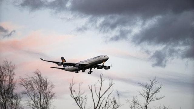Avioni nuk arrin të ulet në Tiranë dhe kthehet në Bari: “Kemi pak karburant”. Panik në ajër