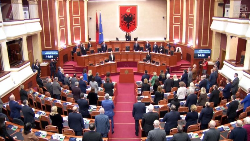 Seanca parlamentare – Kuvendi e nis me 1 minutë heshtje në nder të kryepeshkopit Anastas