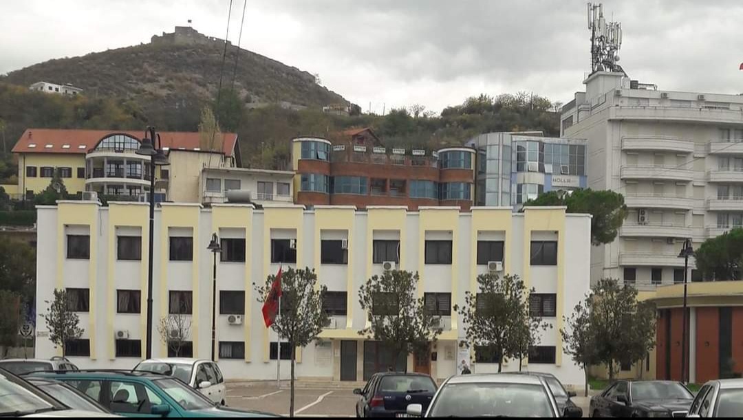 Kupola e Bashkisë Lezhë me kompani ndërtimi. A kanë përfituar para publike përmes nënkontraktimeve?