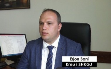 “Ka lindur burra vatani, emër grek me gjak çami. Me hotel rrëzë mali, rroftë e qoftë Erion Bani!”