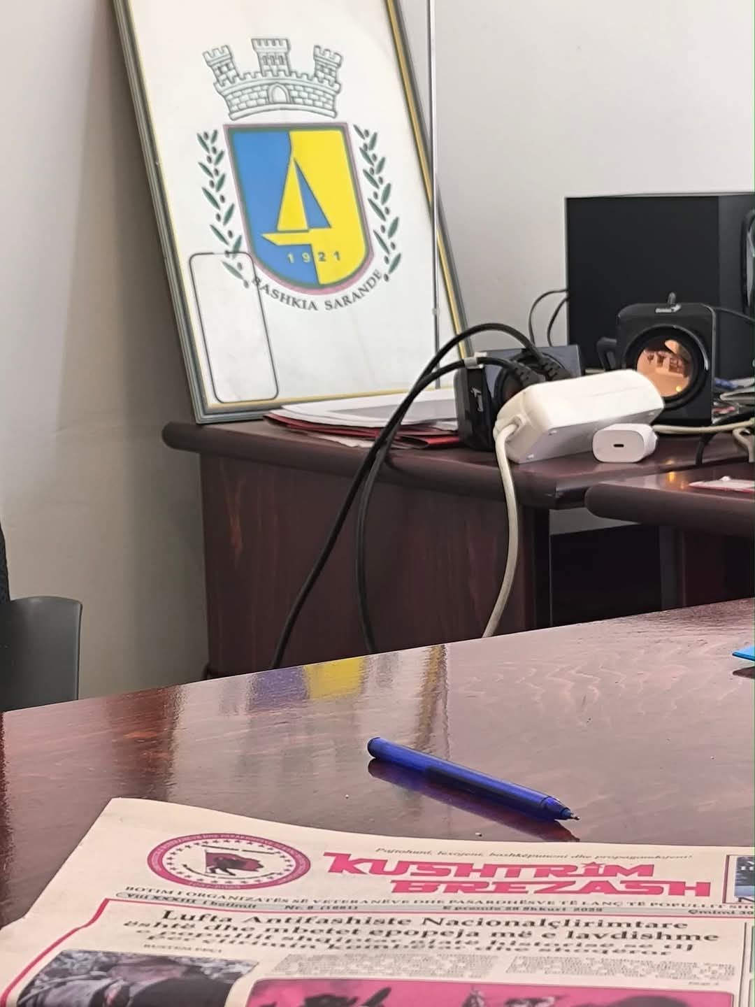 Punonjësit e Bashkisë Sarandë nostalgji për Enver Hoxhën, lexojnë gazetën Kushtrim Brezash