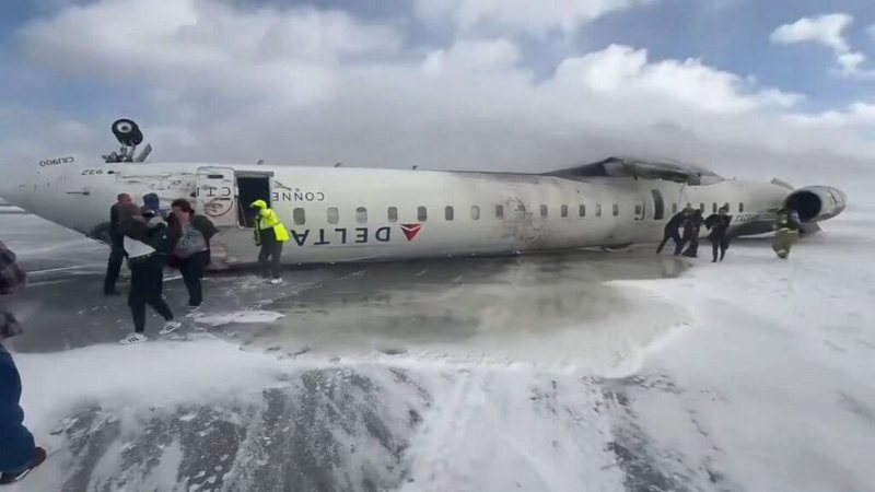 Dalin pamjet e aksidentit të avionit në Kanada, ja si u rrotullua dhe mori flakë sapo preku pistën