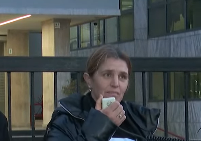Vdekja e Leo Sadikut në QSUT, familjarët protestë para Ministrisë së Shëndetësisë: Nuk e sollëm për ta vrarë