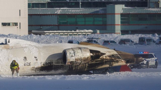 Rrëzimi i avionit në Toronto/ Si shpëtuan të gjithë pasagjerët 