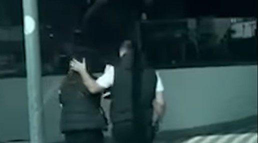 I riu rreh me shpulla vajzën në mes të Tiranës, ajo thjesht i bindet!
