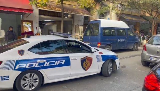 Qarkullonte i armatosur me pistoletë, shoqërohet në polici 12-vjeçari! (E pëson babai i të miturit)