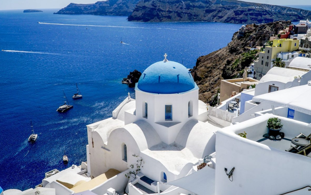 “Mos iu afroni porteve” / Panik në ishullin turistik të Santorinit, prej 24 orësh “breshëri” lëkundjesh sizmike! Shtohet edhe aktiviteti vullkanik