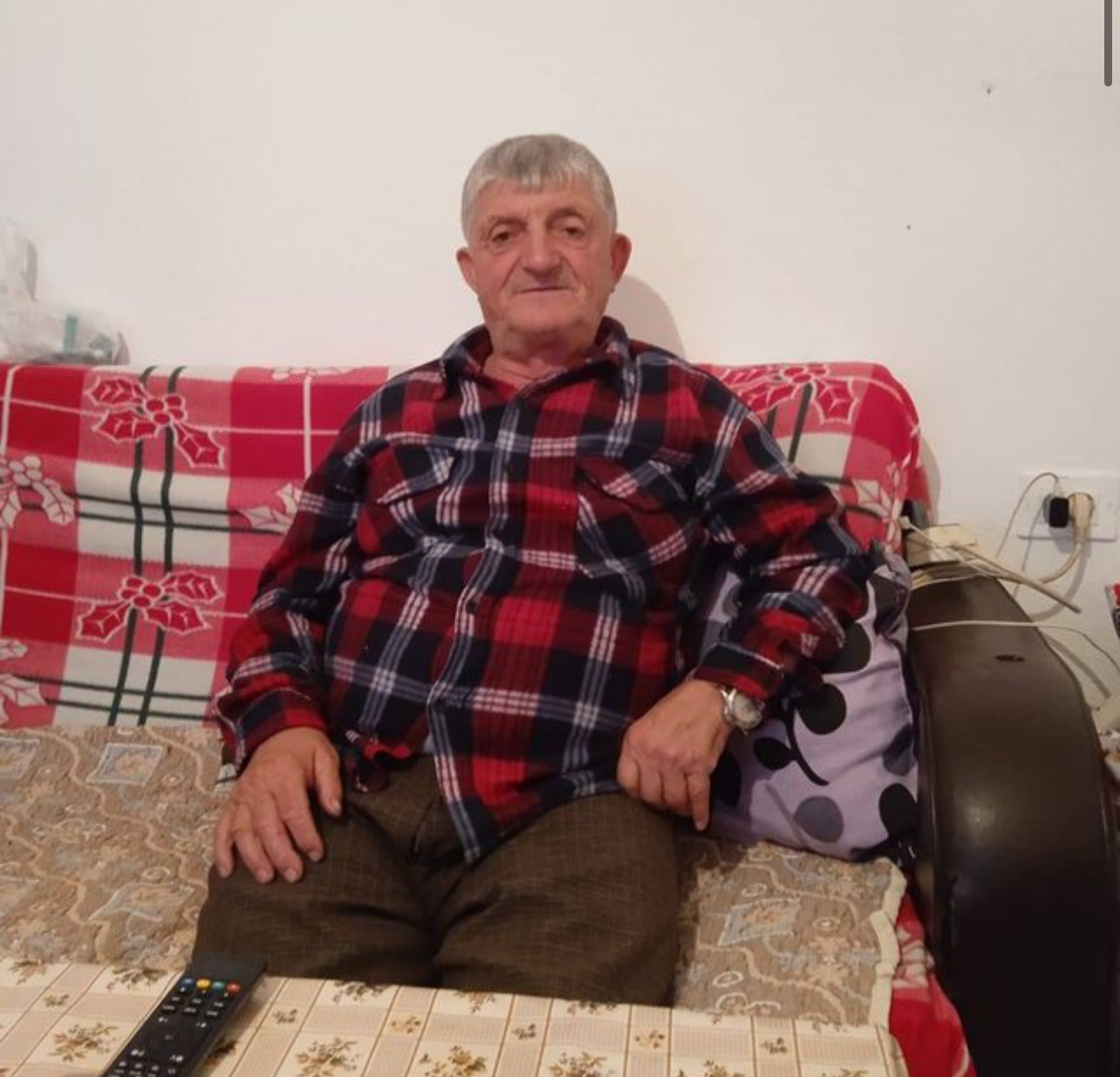 Vrau me thikë të birin në Tiranë, del foto e Hekuran Gjonit