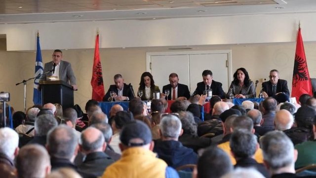 Takimi i PD me emigrantët në Athinë: Opozita merr shënime nga një i dënuar për vjedhje votash