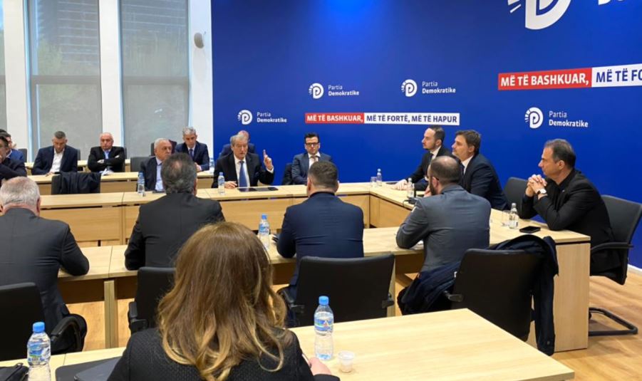 Elezi: Në PD nuk ka sistem rotacioni! Kush i serviloset më shumë kryetarit, ka premisa të jetë në listat për deputet