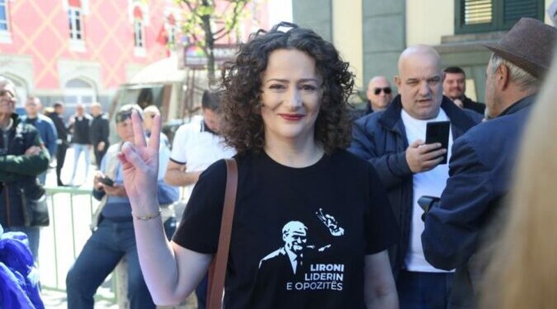 “PD harroi mosbindjen civile”, gazetari ironizon protestën: Argita s’do dalë me bluzën ‘Free Berisha’, por me ‘thirrjen’ hapni dyert se do vi unë pasi i ati të humbë zgjedhjet