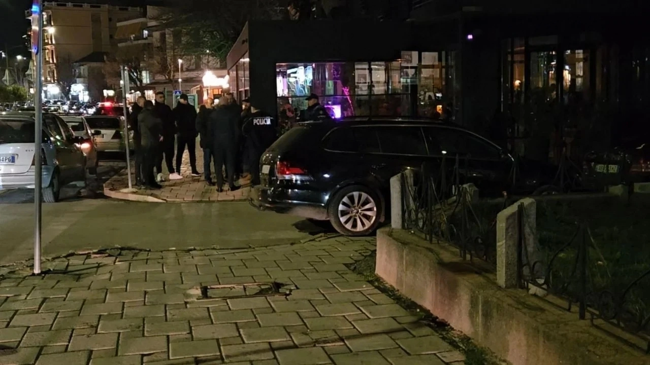 Plagosja me thikë në mes të Korçës, identifikohet autori; i lënduari sqaron si nisi konfliki 