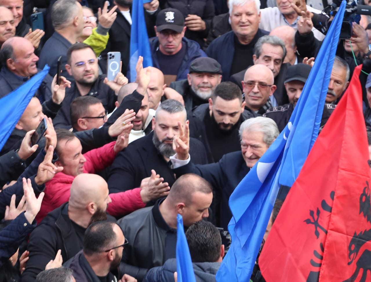 PD proteston sot para Kryeministrisë, policia publikon planin e masave: Opozita 3 orë kohë për tubimin qytetar