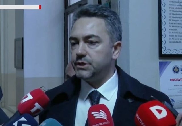 Kryetari i Komisionit Qendror të Zgjedhjeve voton i pari në Kosovë! Ja mesazhi që përcjell