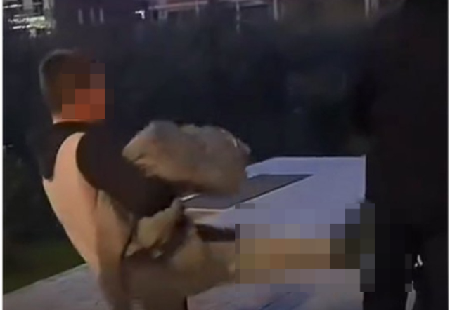 E trishtë/ Të rinjtë tallin një të moshuar në Kamëz, pamjet i transmetojnë LIVE në ‘TikTok’!