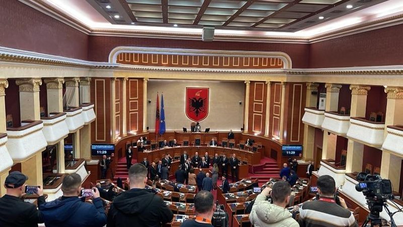 Tensione në Kuvend pasi Berisha mori fjalën, ndërpritet seanca plenare