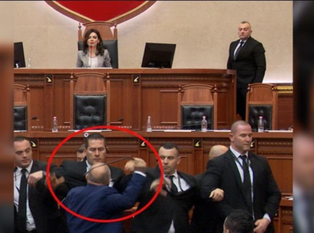 Detaje nga sherri në Kuvend, deputeti Petrit Doda tenton të godasë Ballën me rripin e pantallonave!