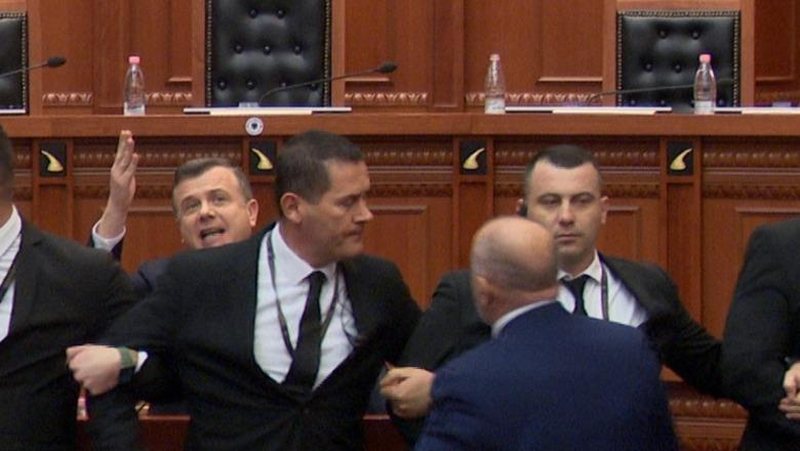 “Sali, ku i gjete 500 mijë euro që paguan zyrën e avokatisë në Londër”, fjalimi i Ballës që irritoi Nokën në Kuvend
