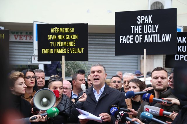 Si militantët e PD dhe Partisë së Metës bllokonin rrugët para SPAK dhe Tedi Blushi godiste furgonin e Policisë