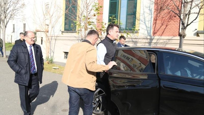 Arrestimi i Erion Veliajt, Ish-prokurori Karanxha: Kundër këtij standardi, kryebashkiaku i New York-ut hetohet në gjendje të lirë!