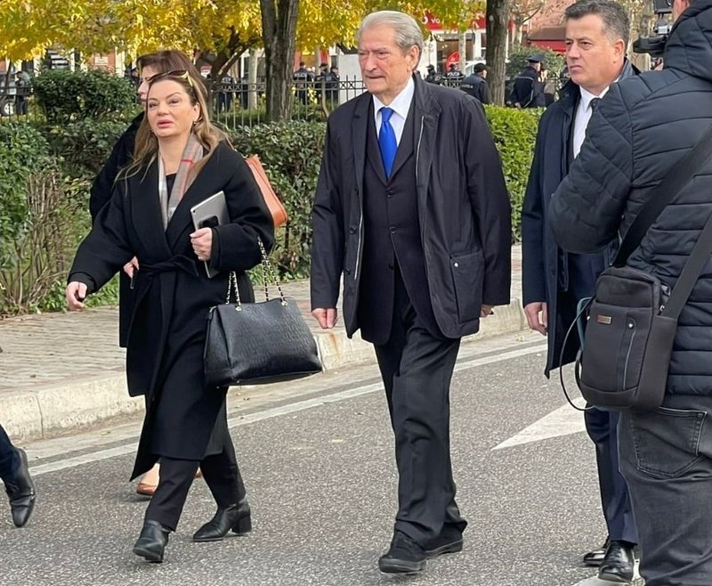 Primaret/ Elezi: Sherrnajë brenda PD, me listat e Mulit dhe Albanës! Bardhi manipulues dhe servil i diskredituar!