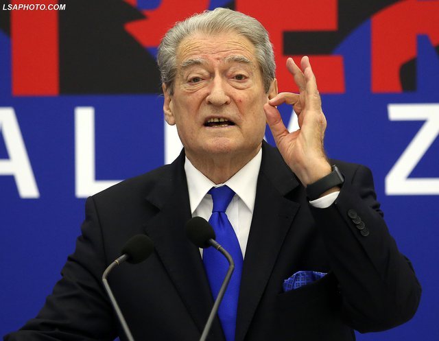 Takimi i Ramës me punonjësit e bashkisë, Berisha çmendet: Ky është anti-miting! I kërcënon: Ju regjistrojmë emër për emër