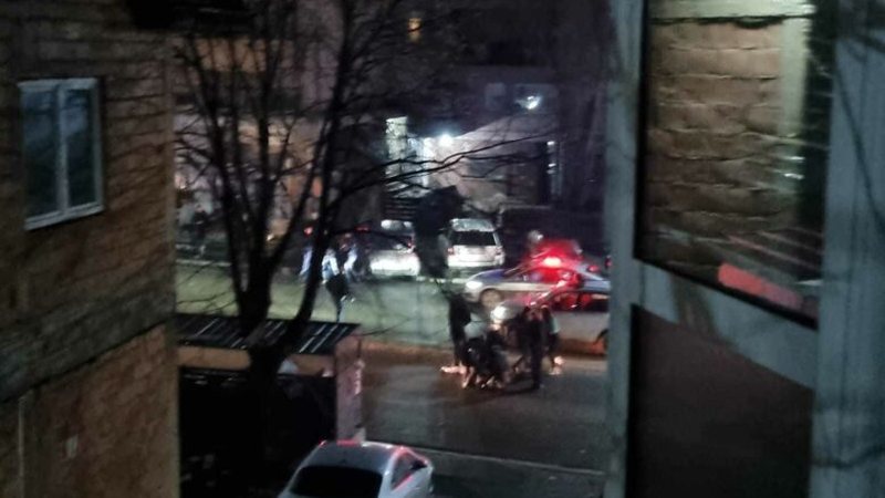 Të rinjtë serbë dhunojnë brutalisht efektivët në Kosovë, 6 persona përfundojnë në pranga