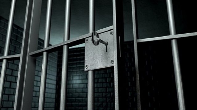 Arrestohet gardiani në burgun e Fushë-Kurjës, tentoi të fusë 22 celularë dhe kokainë