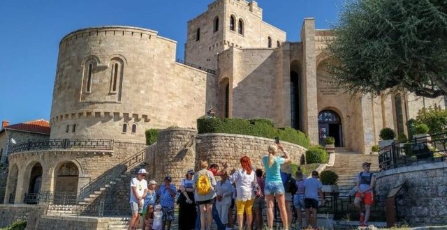 Shqipëria tërheq turistët/ Në janar, 14,5 përqind më shumë të huaj se një vit më parë