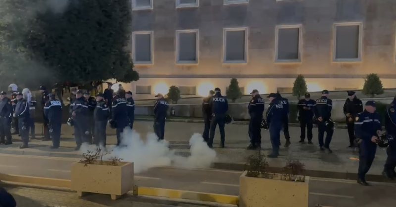 Berisha në podium, militantët e PD hedhin kapsolla drejt efektivëve të policisë: Plagoset një efektive policie