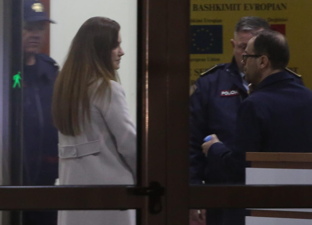 Erion Veliaj ofron garanci pasurore në këmbim të lirisë, avokatët kërkojnë “detyrim paraqitje” për Ajola Xoxën 