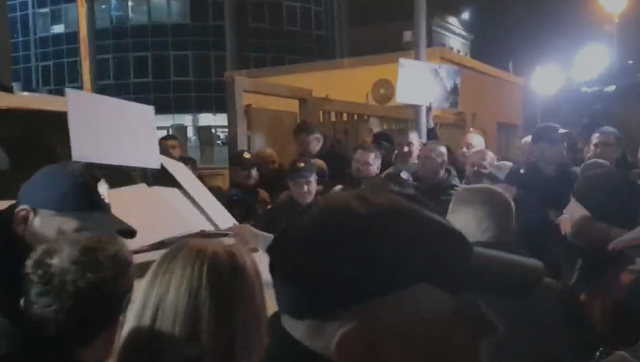 Momenti kur Veliaj del nga GJKKO me furgonin e policisë, mbështetësit brohorasin dhe hedhin fletushka