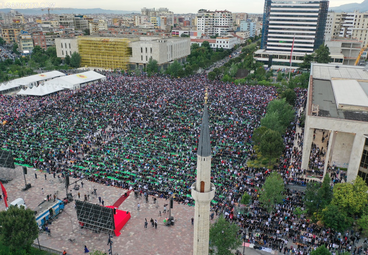 Sot Fiter Bajrami, me mijëra besimtarë myslimanë falen në sheshin “Skënderbej”