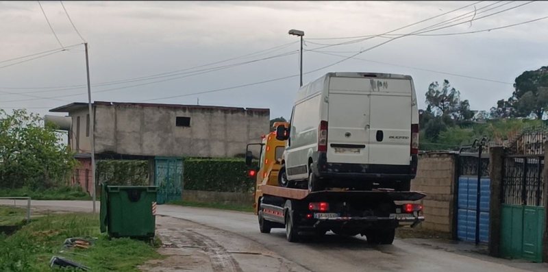 Hajdutët vjedhin kasafortën e një biznesi në Lushnjë dhe Largohen me furgonin e kompanisë, por përfundojnë në kanal