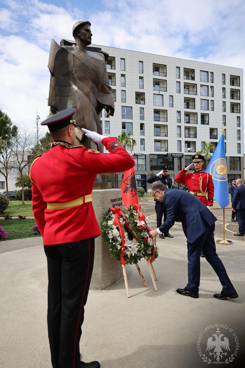 Presidenti Begaj përkujton dëshmorin e UÇK Indrit Cara në Kavajë, inaugurohet monumenti në nder të tij