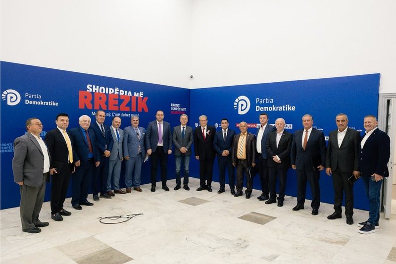 Ylli Manjani tallet me koalicionin e Berishës: Kjo Shqipëria Madhështore është se ç’është, ju vjen dhe Chrisi i Trumpit tani dhe…